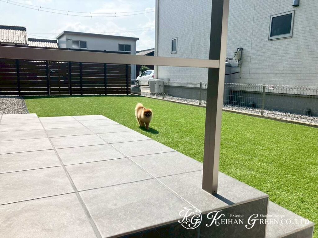 走れる人工芝とくつろぎデッキで、“お庭時間”が毎日の楽しみに　近江八幡市