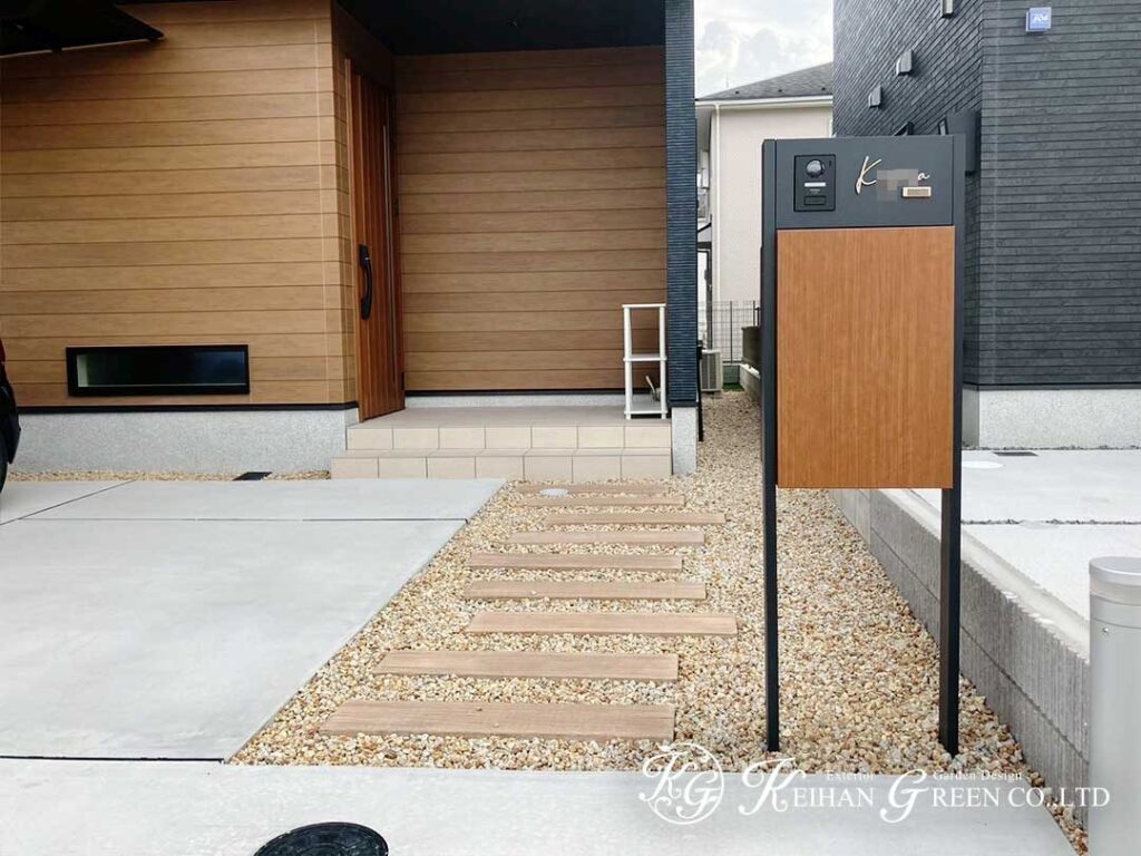 黒と木目のコントラストで魅せるシンプルモダンの玄関まわり　大津市