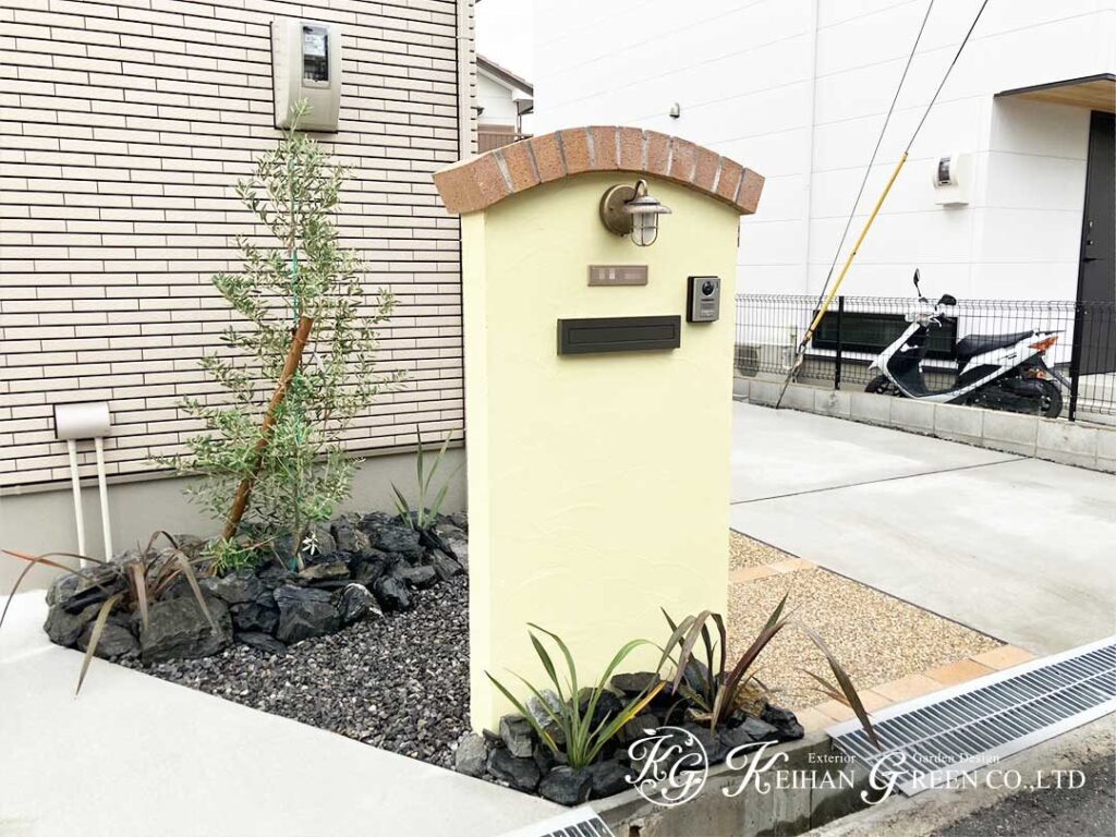 植栽と門柱が調和するやさしい玄関まわり　湖南市