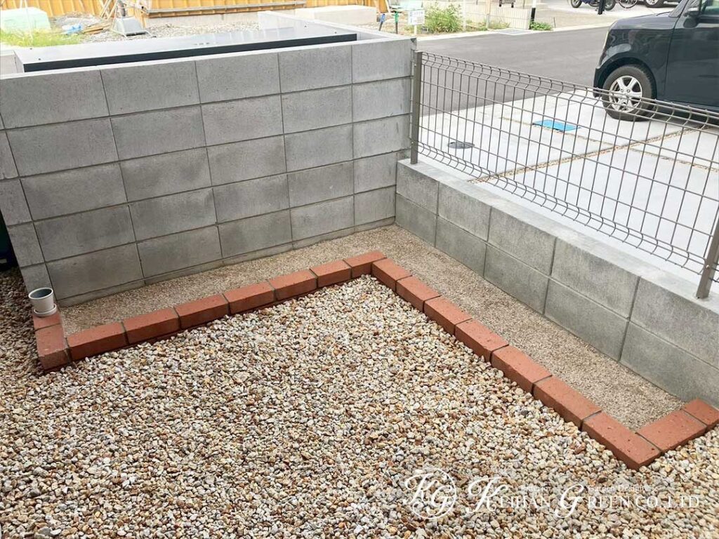 黒と木目のコントラストで魅せるシンプルモダンの玄関まわり　大津市