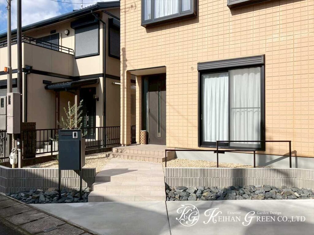 外構リフォームで実現した、開放的な玄関アプローチ　野洲市