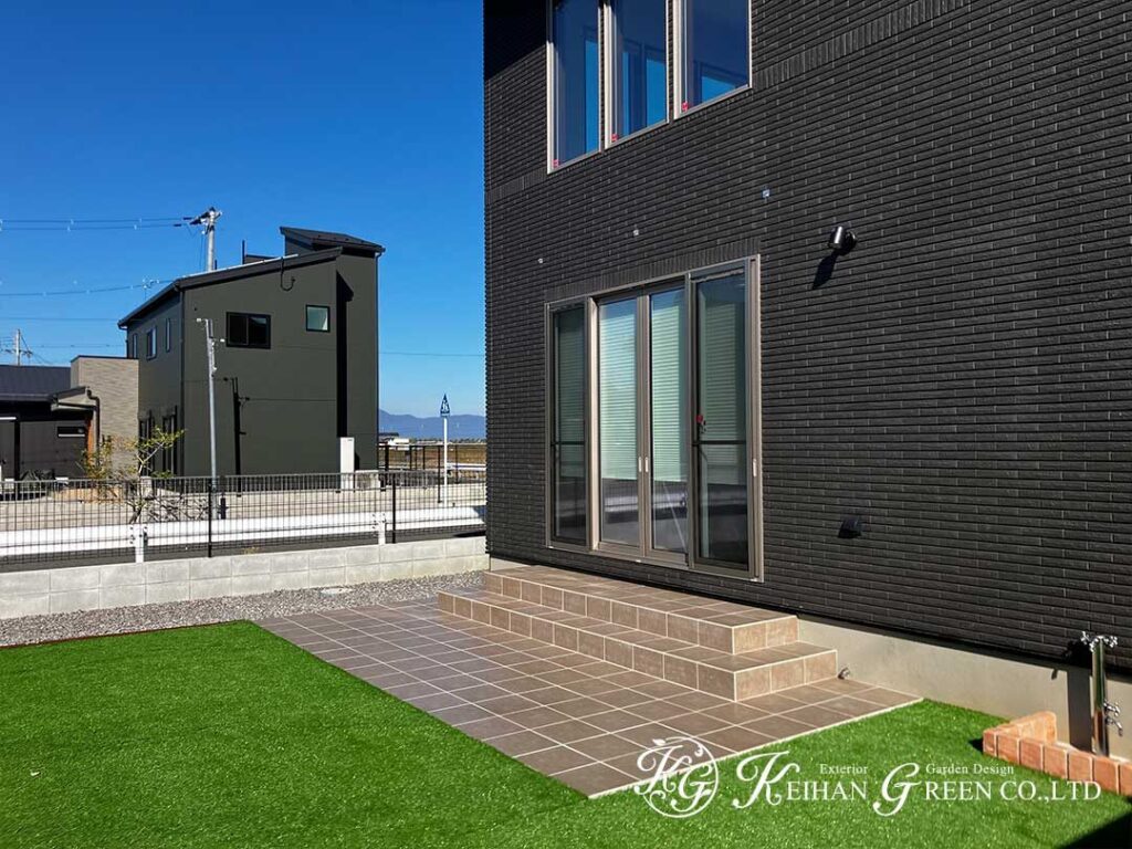 見せるファサードとくつろぎの庭を両立した外まわり　近江八幡市