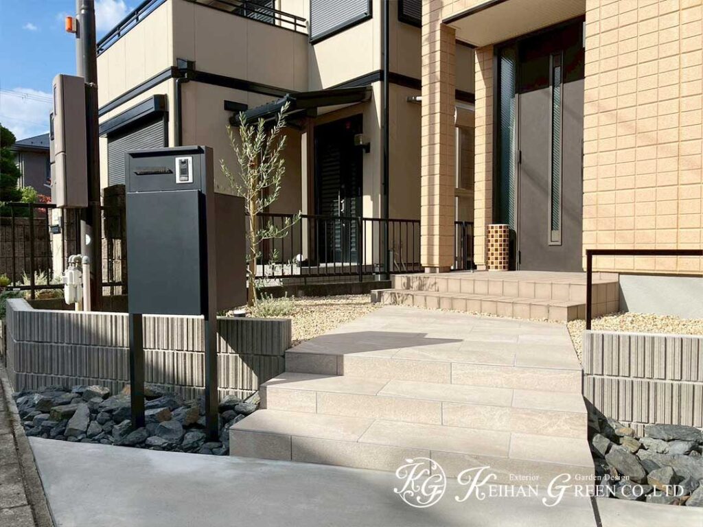 外構リフォームで実現した、開放的な玄関アプローチ　野洲市