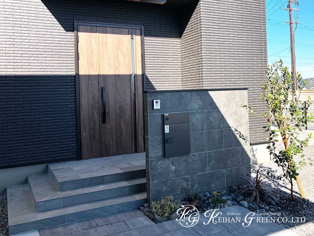 見せるファサードとくつろぎの庭を両立した外まわり　近江八幡市