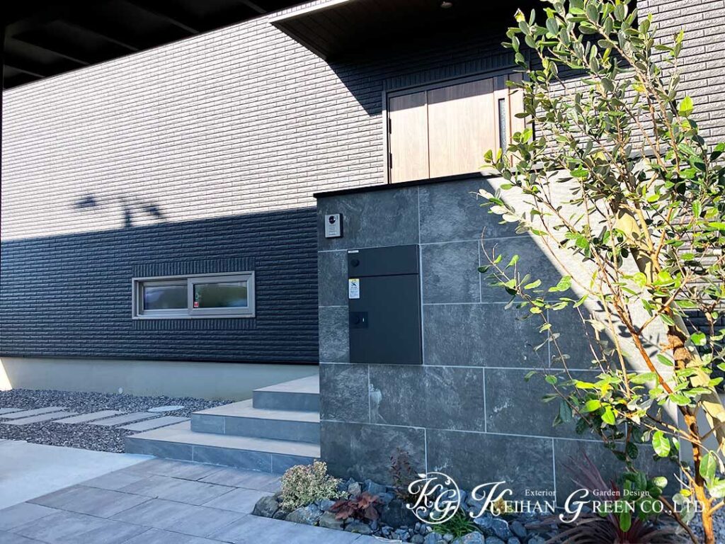 見せるファサードとくつろぎの庭を両立した外まわり　近江八幡市