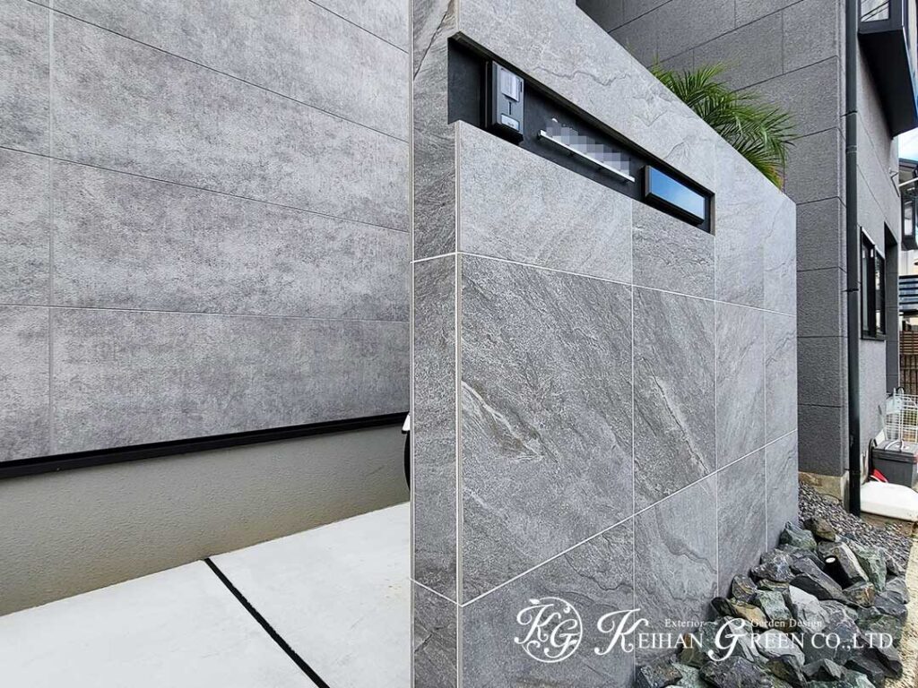 グレーとブラックで描く、端正なファサード　京都市