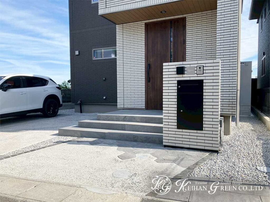 白とグレーでまとめたシンプルモダンな門まわり　大津市