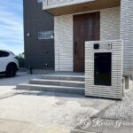 白とグレーでまとめたシンプルモダンな門まわり　大津市