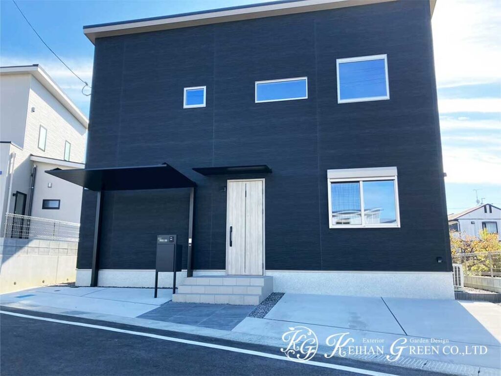黒い箱の家に映える、水平ラインのある玄関まわり　草津市