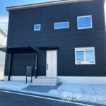 黒い箱の家に映える、水平ラインのある玄関まわり　草津市