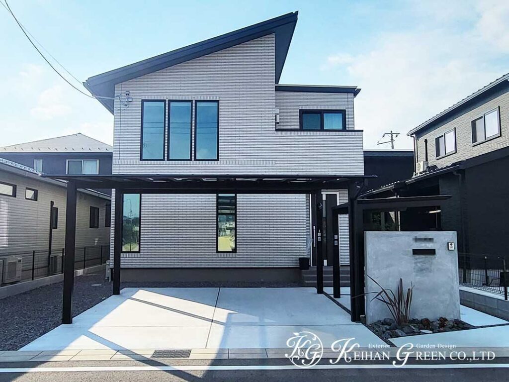 直線美が際立つシンプルファサード　近江八幡市