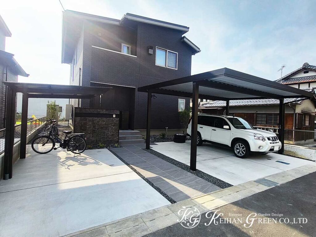 黒×石のコントラストが映える、端正なエントランス　守山市