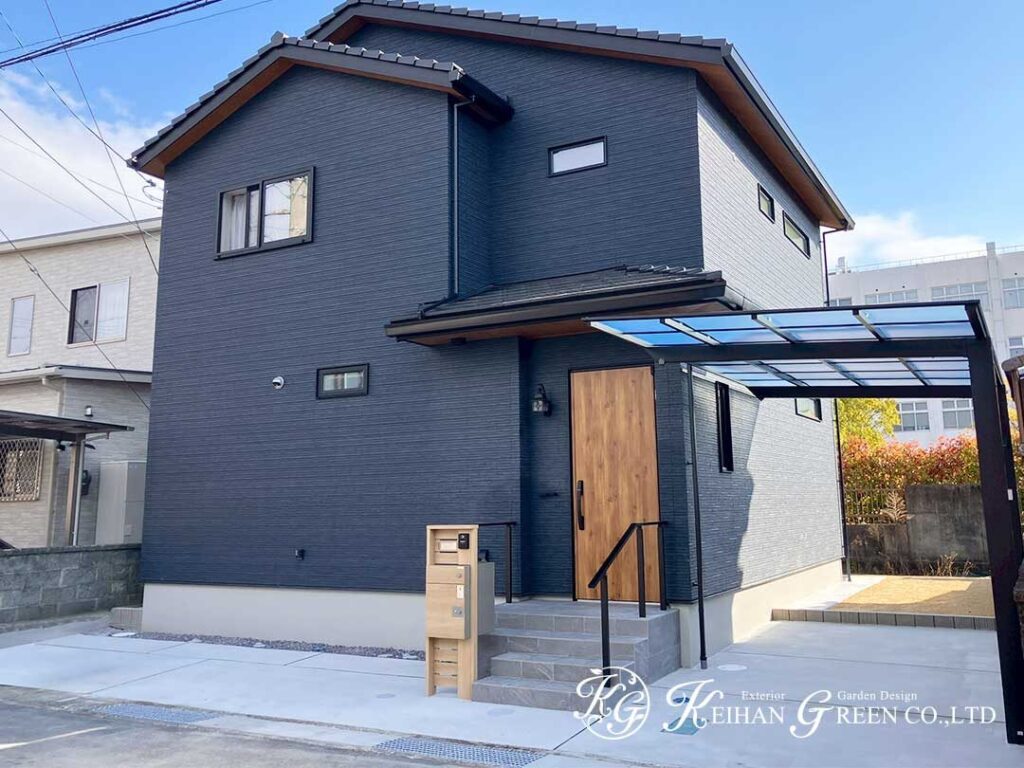 黒×木目でまとめたシンプルデザイン　草津市