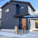 黒×木目でまとめたシンプルデザイン　草津市