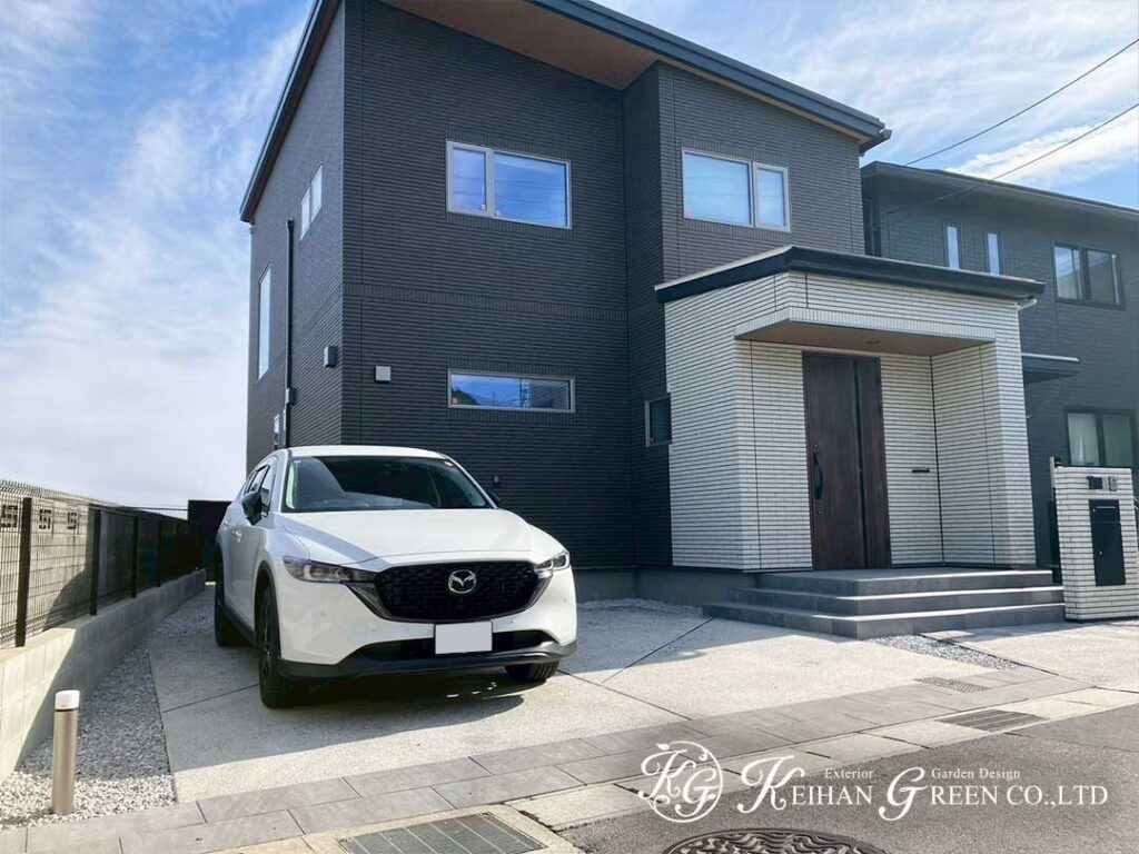 白とグレーでまとめたシンプルモダンな門まわり　大津市