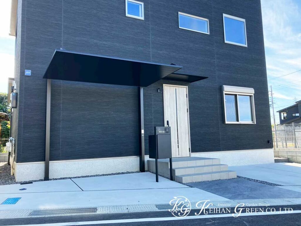 黒い箱の家に映える、水平ラインのある玄関まわり　草津市