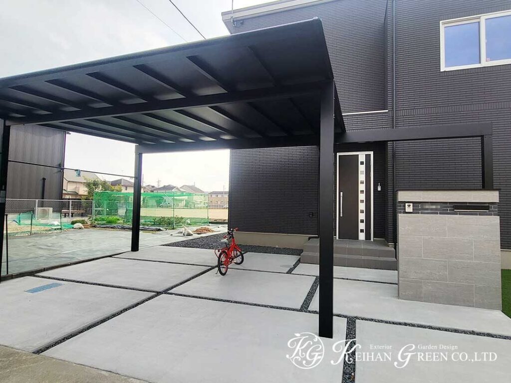 黒×グレーでまとめた、すっきりモダンなオープン外構　大津市