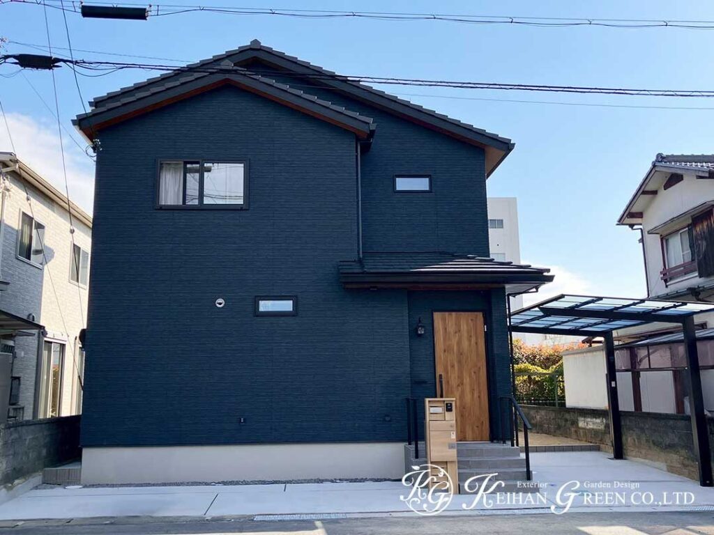 黒×木目でまとめたシンプルデザイン　草津市