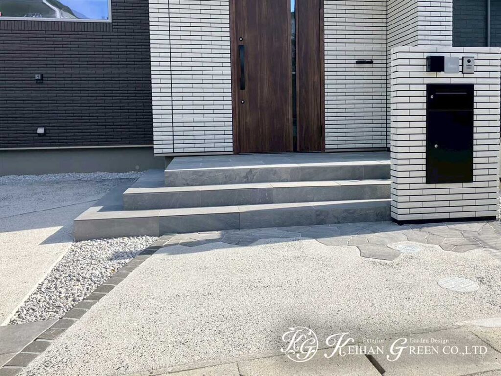 白とグレーでまとめたシンプルモダンな門まわり　大津市