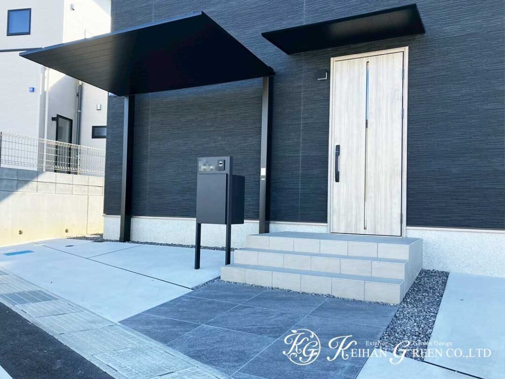 黒い箱の家に映える、水平ラインのある玄関まわり　草津市