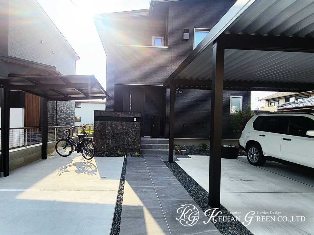 黒×石のコントラストが映える、端正なエントランス　守山市