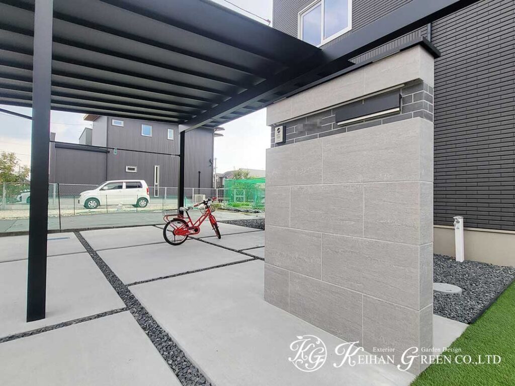 黒×グレーでまとめた、すっきりモダンなオープン外構　大津市