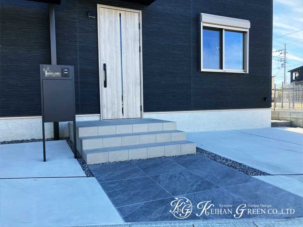 黒い箱の家に映える、水平ラインのある玄関まわり　草津市