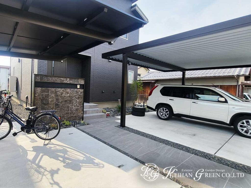 黒×石のコントラストが映える、端正なエントランス　守山市