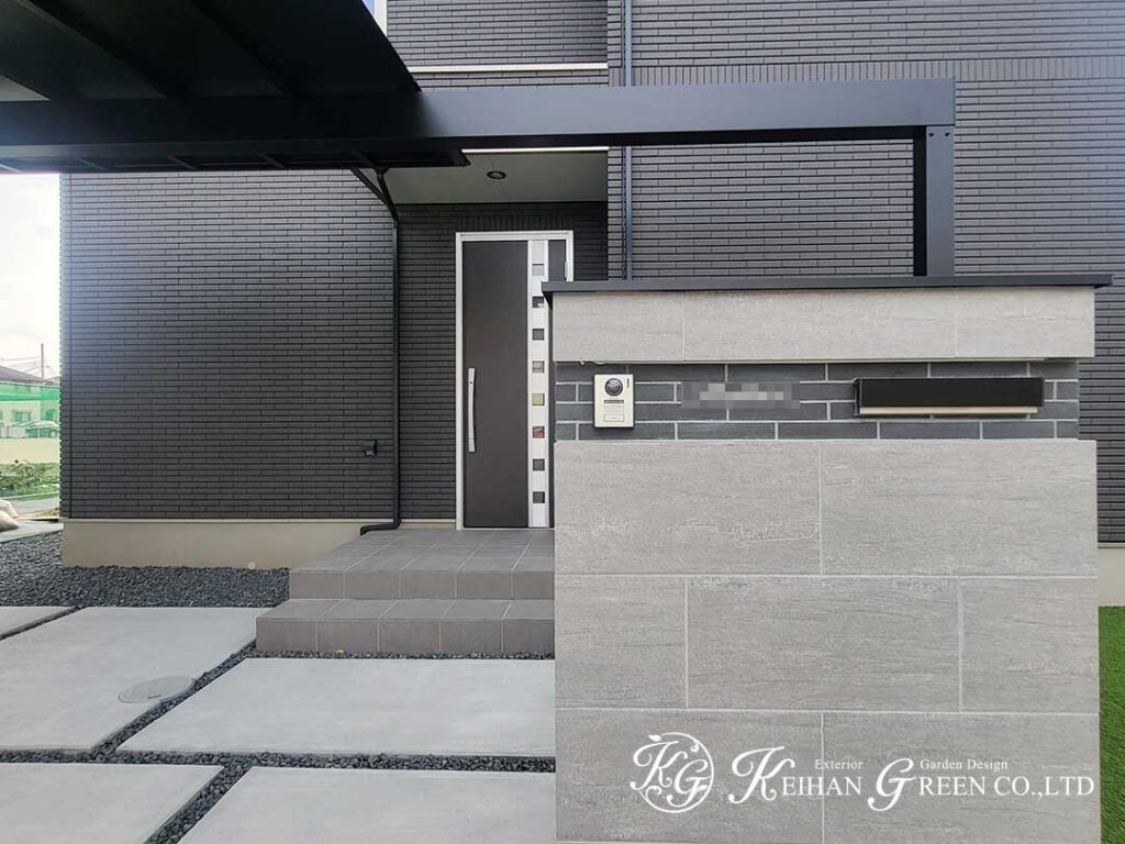 黒×グレーでまとめた、すっきりモダンなオープン外構　大津市