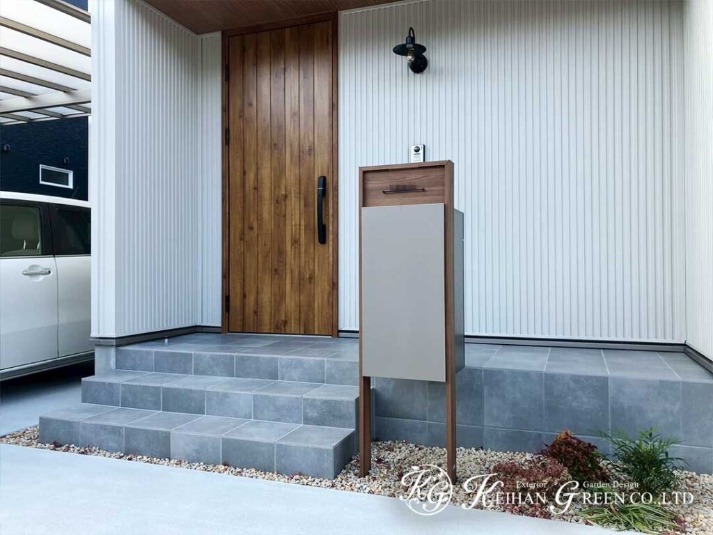 白い外観に映える、軽やかシンプル外構　近江八幡市