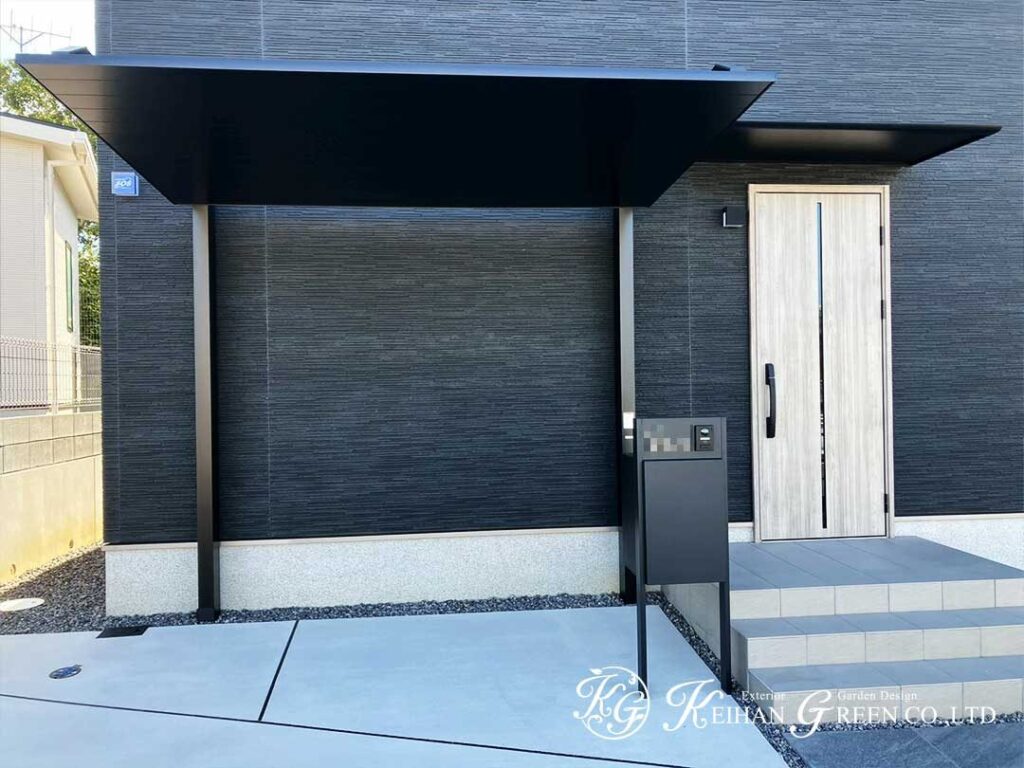 黒い箱の家に映える、水平ラインのある玄関まわり　草津市