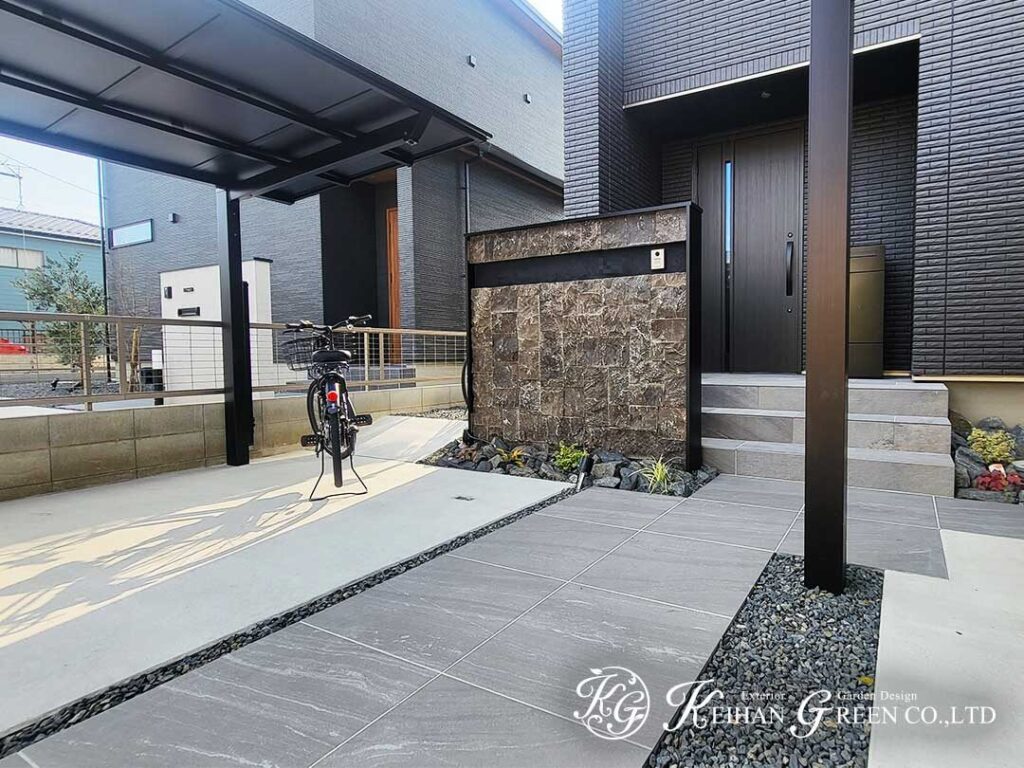 黒×石のコントラストが映える、端正なエントランス　守山市