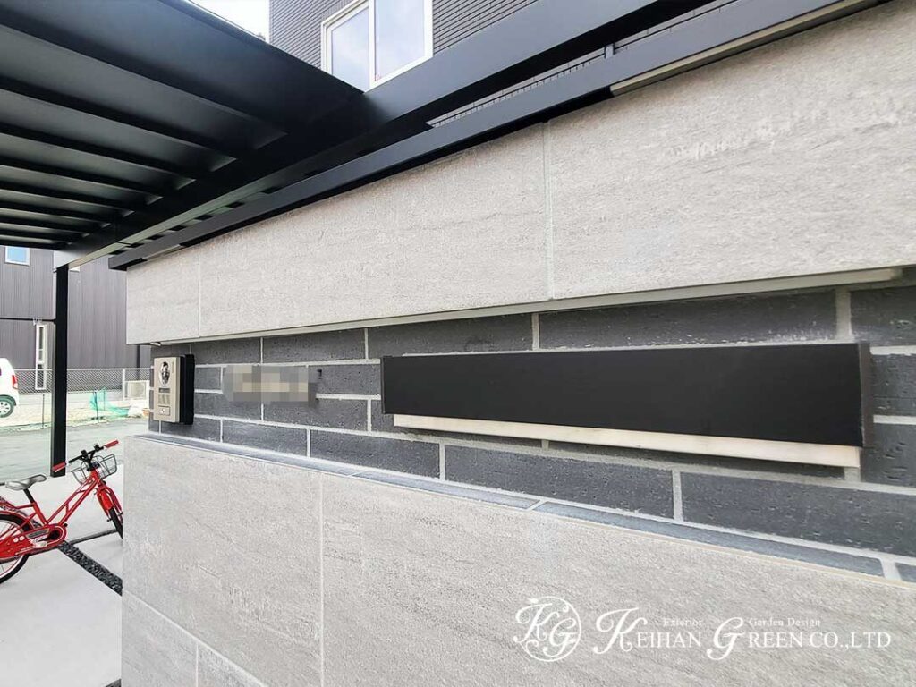 黒×グレーでまとめた、すっきりモダンなオープン外構　大津市