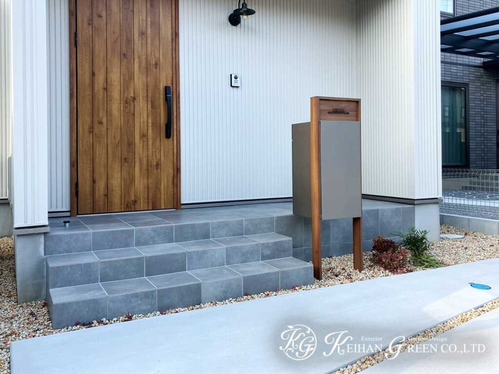 白い外観に映える、軽やかシンプル外構　近江八幡市