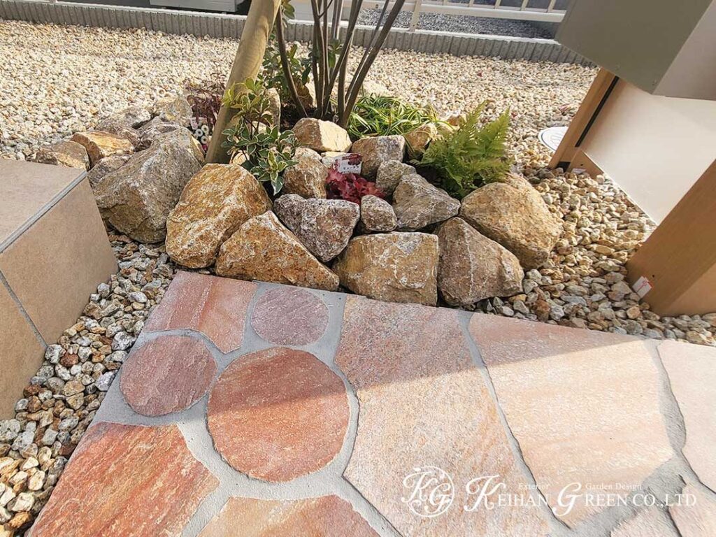 透明感と石の質感でまとめる新築外構　守山市