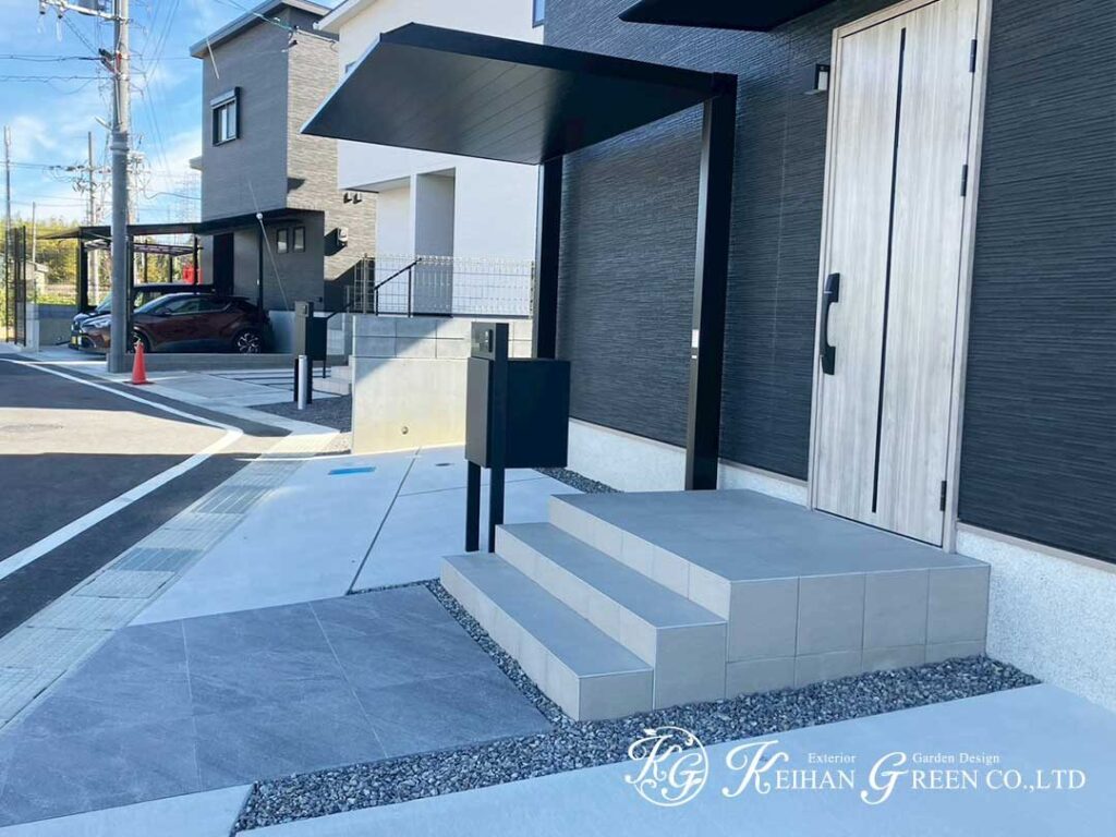 黒い箱の家に映える、水平ラインのある玄関まわり　草津市