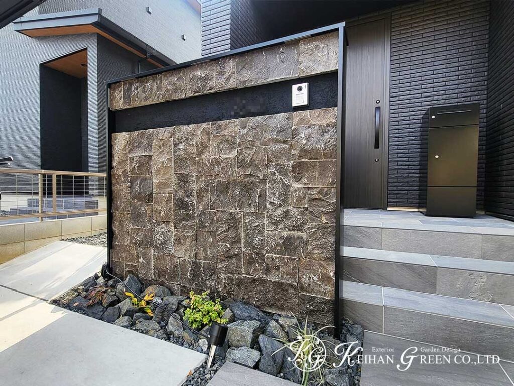 黒×石のコントラストが映える、端正なエントランス　守山市