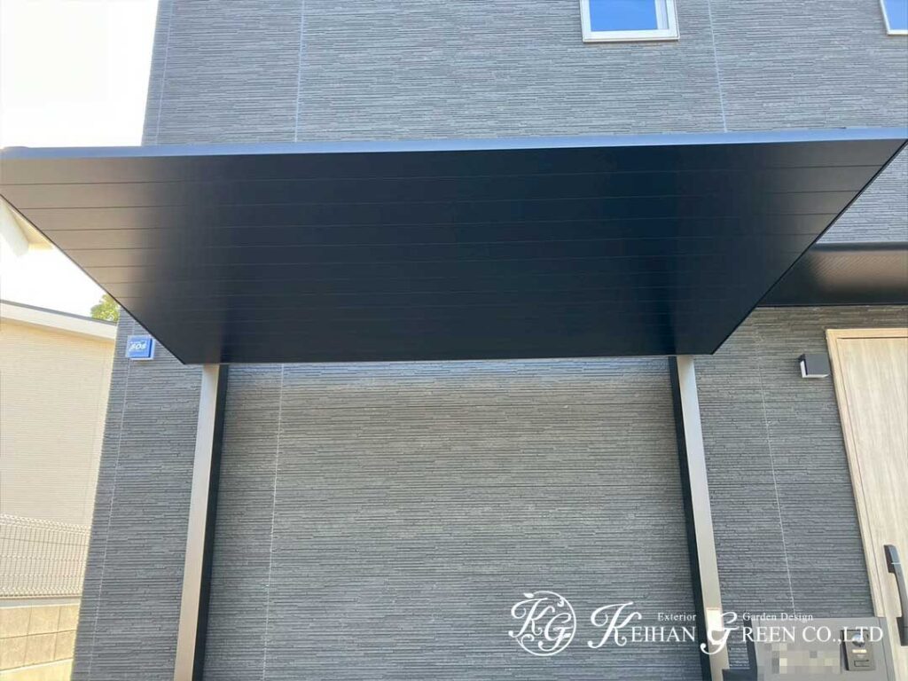 黒い箱の家に映える、水平ラインのある玄関まわり　草津市