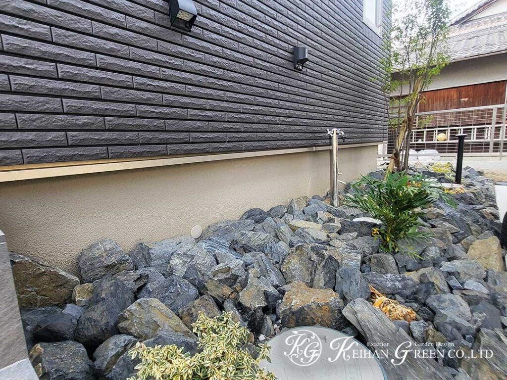 黒×石のコントラストが映える、端正なエントランス　守山市