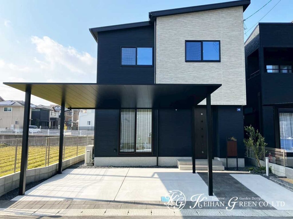 直線が映える、ブラック基調のオープン外構　大津市