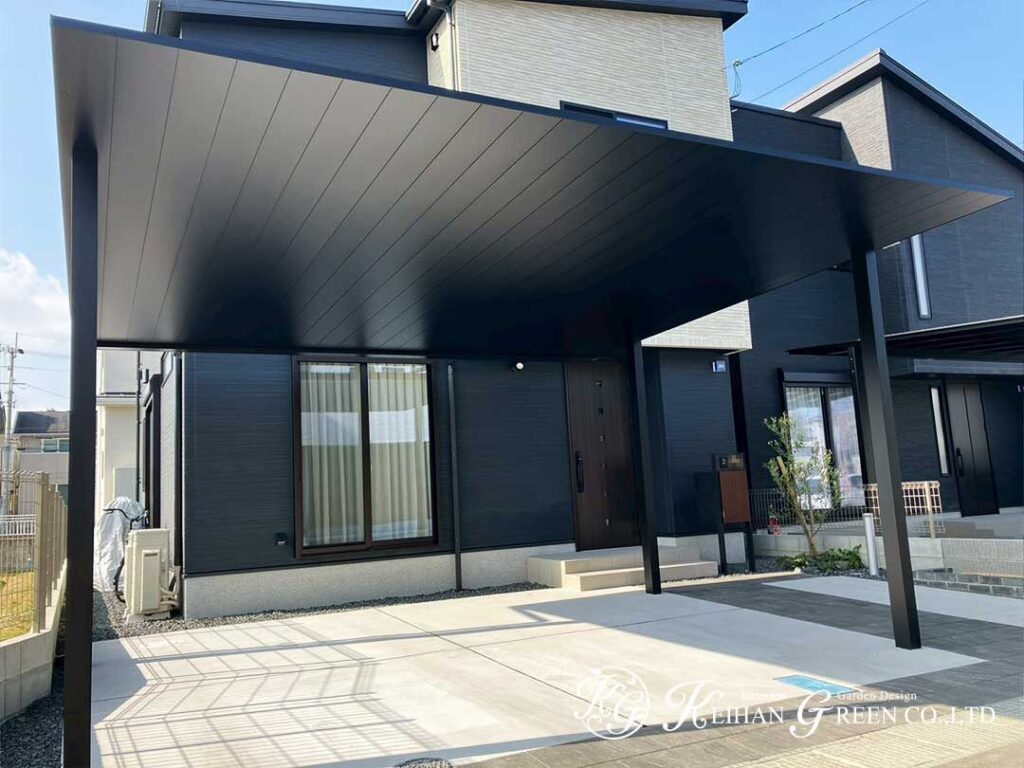 直線が映える、ブラック基調のオープン外構　大津市