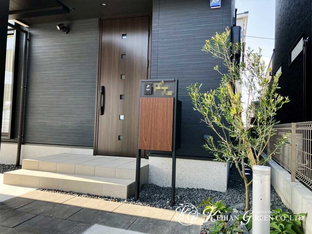 直線が映える、ブラック基調のオープン外構　大津市