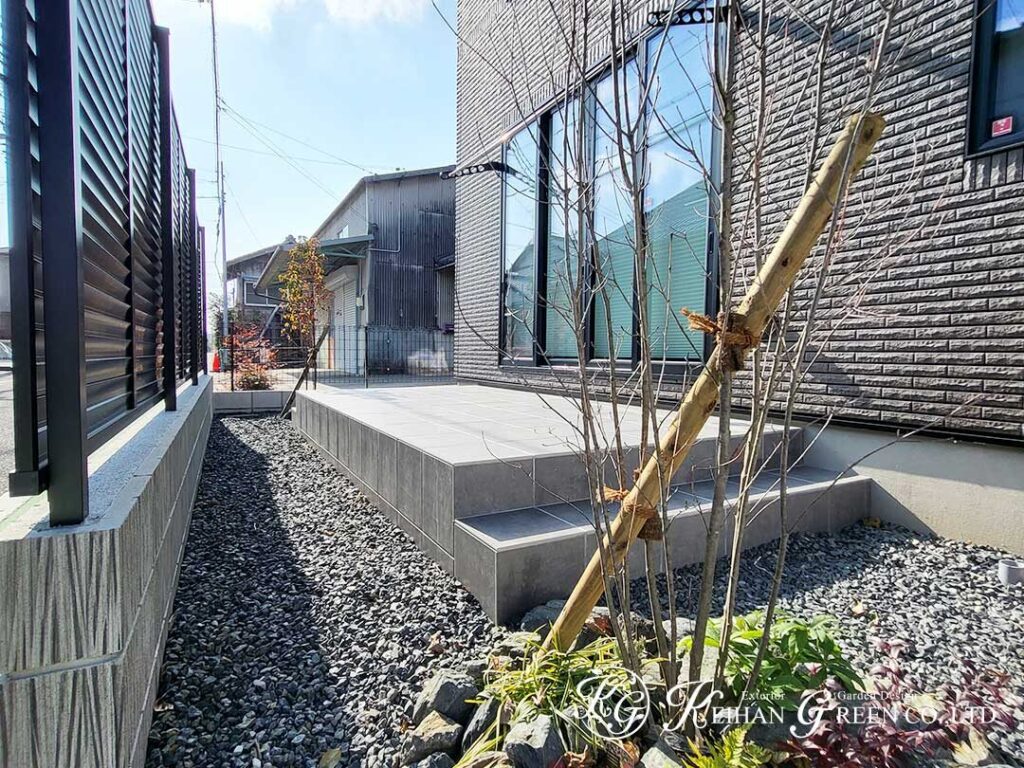 黒でまとめて、軽やかに見せるオープン外構　近江八幡市