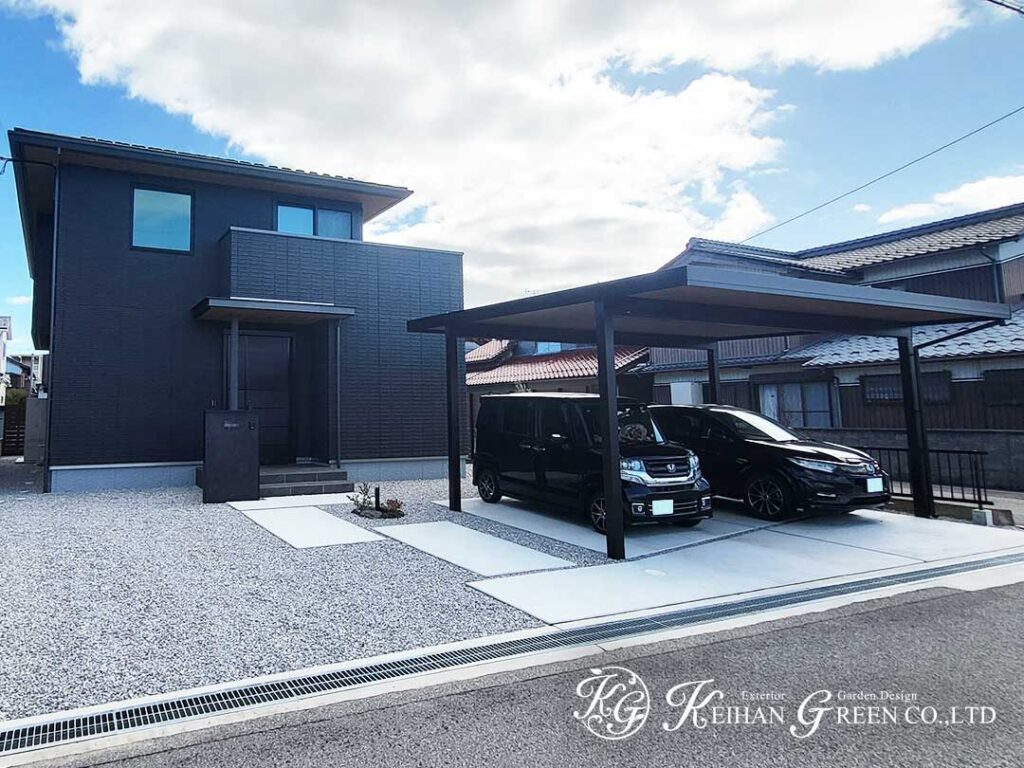 黒を基調に、やさしさを添えたシンプルモダンな外まわり　彦根市