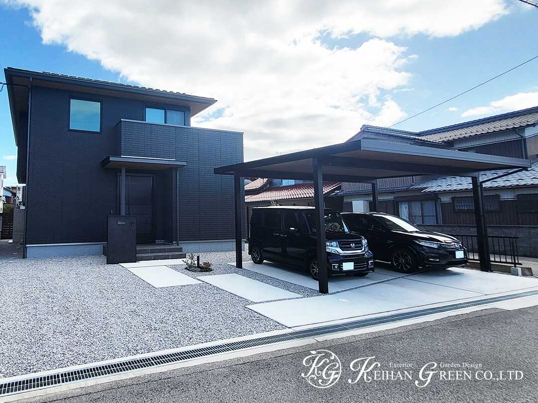 黒を基調に、やさしさを添えたシンプルモダンな外まわり　彦根市