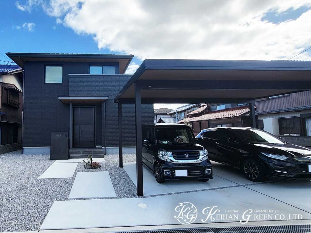 黒を基調に、やさしさを添えたシンプルモダンな外まわり　彦根市