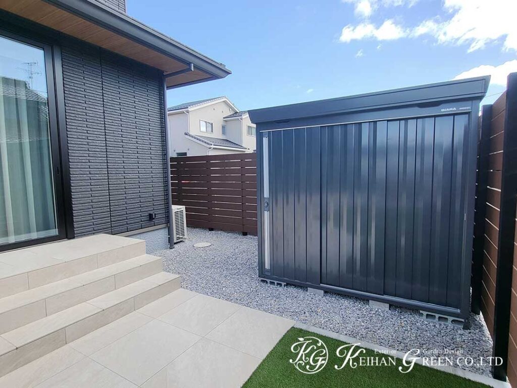 黒を基調に、やさしさを添えたシンプルモダンな外まわり　彦根市