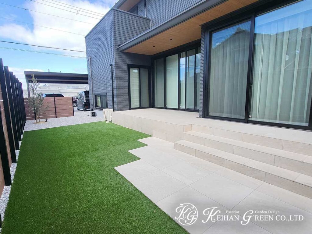 黒を基調に、やさしさを添えたシンプルモダンな外まわり　彦根市