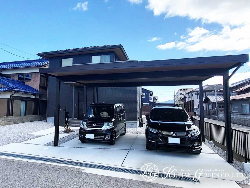 黒を基調に、やさしさを添えたシンプルモダンな外まわり　彦根市