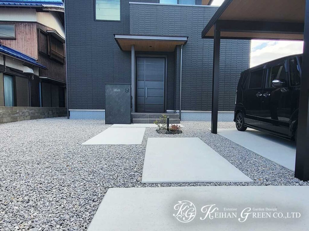 黒を基調に、やさしさを添えたシンプルモダンな外まわり　彦根市